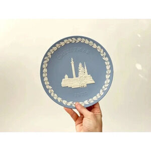 Jasperware Wedgewood Christmas Plate 1970 Dual Colored 8" w/ Original box